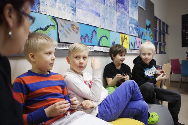Kuvituskuva: Lapset pohdiskelevat porukalla