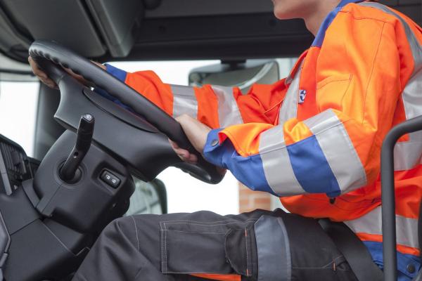 kuorma-autoa ajava opiskelija