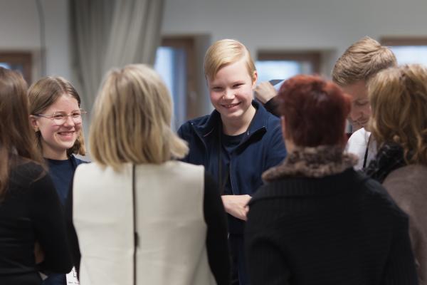 Hymyileviä nuoria piirissä 