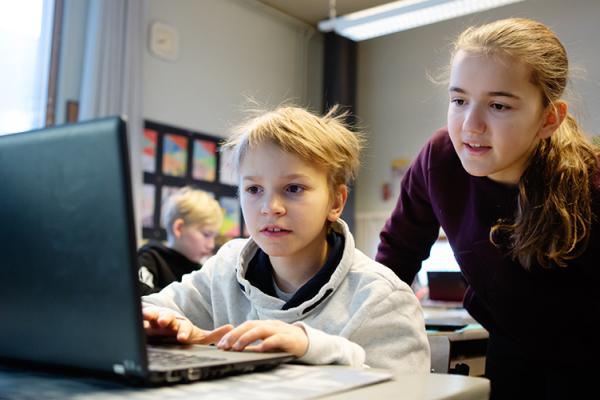 Oppilaat tietokoneella