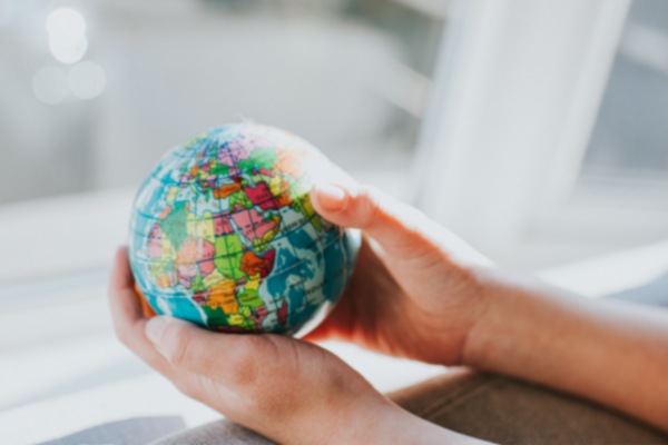 Maapallo ja kädet Rajoitettu käyttöoikeus Erasmus+