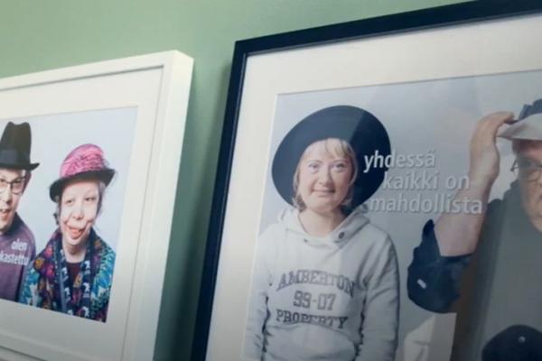 Kaksi valokuvakehystä, joissa henkilöitä.