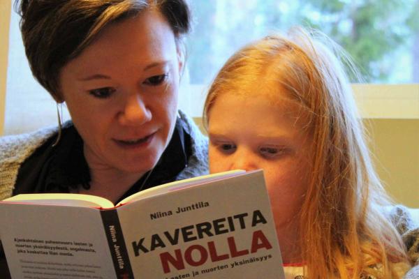 En kvinna läser en bok för ett barn. Bokens namn är noll vänner.