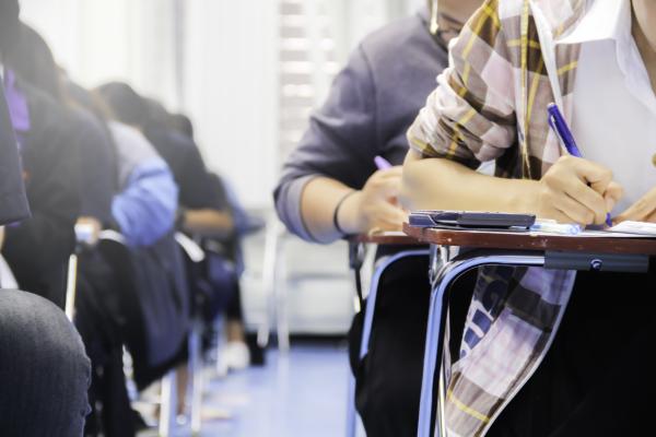 Kuvassa opiskelijoita koetilanteessa.