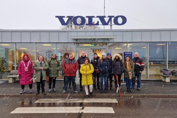 Hankkeen osallistujia VOLVOn liikkeen edessä.