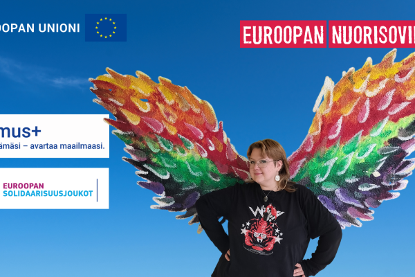Kuvassa on sinistä taustaa vasten nuori. Hänen takanaan näkyvät maalatut, värikkäät siivet. Logot Euroopan nuorisoviikko, Erasmus+, Euroopan solidaarisuusjoukot, Euroopan unioni.
