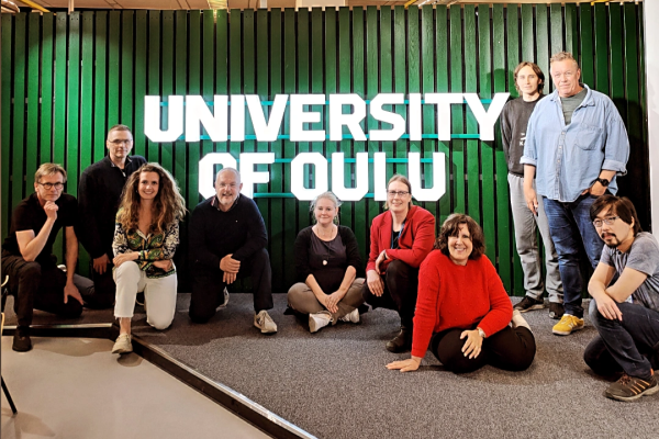Hankeryhmä Oulun yliopistolla University of Oulu -kyltin edessä.