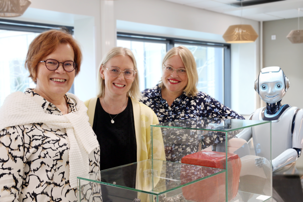 Arja-Sisko Holappa, Heidi Sairanen, Petra Packalen ja robotti.