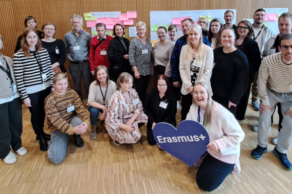 Erasmus+ ympäristövastuullisuustapaamisen osallistujia syksyllä 2025