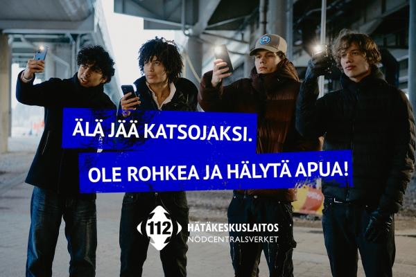 Neljä nuorta kuvaa kännyköillään. Kuvan päällä Hätäkeskuslaitoksen logo sekä teksti: Älä jää katsojaksi. Ole rohkea ja hälytä apua! 
