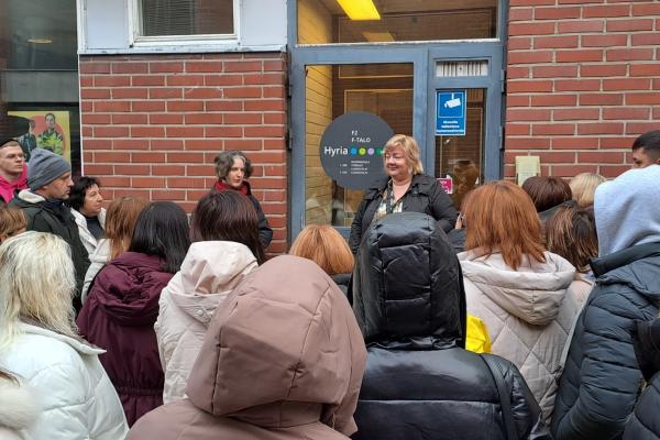 Hyrian matkailualan kouluttaja, Laura Salminen, esteettömyyskierroksella ukrainalaisten opettajien kanssa.