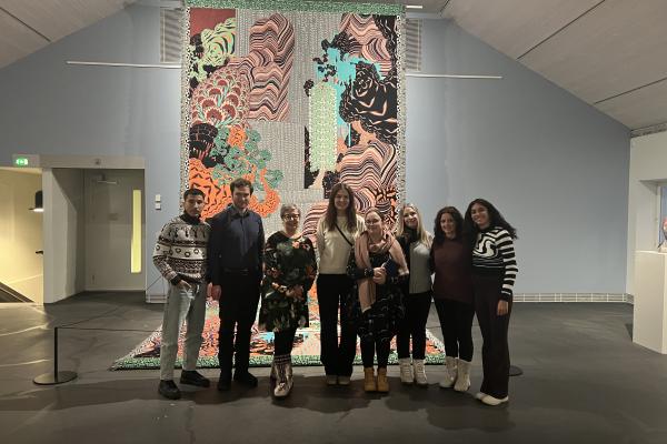 Kuvassa CulturalCorners- ja Inclusive Centres of Culture – Collaborative and Inclusive Cultural Tourism Through Nordic Cooperation (ICCE) -hankkeiden edustajia taideteoksen edessä