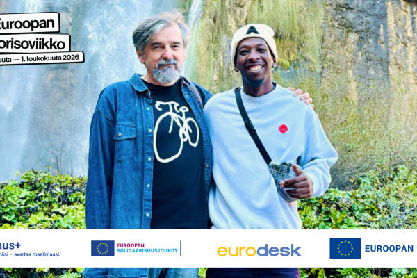 Kuva on otettu ulkona luonnossa Siinä on farkkitakkuinen vanhempi mies ja pipopäinen nuorempi  mies. Logot: Euroopan nuorisoviikko, Erasmus+, Euroopan solidaarisuusjoukot, Eurodesk, Euroopan unioni