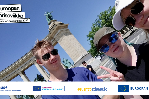 Kuvassa Lukas, Siiri ja Maija. Kaikilla on aurinkolasit ja kahdella lippis päässä. Logot: Euroopan nuorisoviikko, Erasmus+, Euroopan solidaarisuusjoukot, Eurodesk, Euroopan unioni