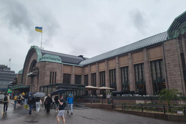 Sinikeltainen Ukrainan lippu liehuu Helsingin päärautatieaseman katolla.