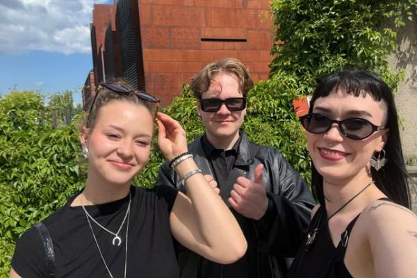 Suomen Erasmus+ lähettiläät Erika, Lydia ja Matias Puolan Gdańskissa.