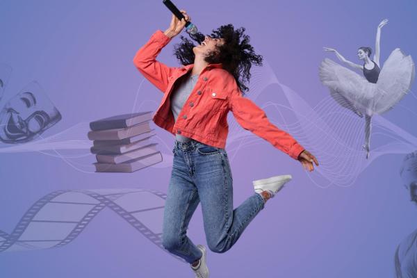 Punatakkinen henkilö laulaa mikrofoniin, taustalla filmirulla, kirjapino, teatterinaamiot, Antiikin patsas ja ballerina.