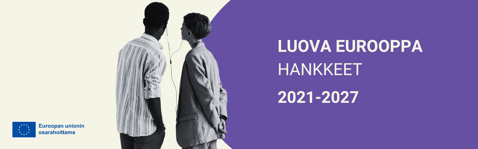 Kaksi henkilöä jaetut kuulokkeet korvissaan selin, teksti Luova Eurooppa hankkeet 2021-2027