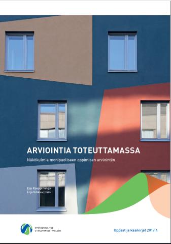 Kannen kuva: Arviointia toteuttamassa