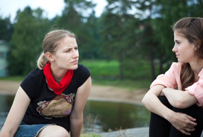 Kuvituskuva, nuoret juttelevat rannalla