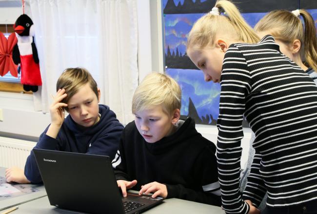 Kuvituskuva, lapset tietokoneella