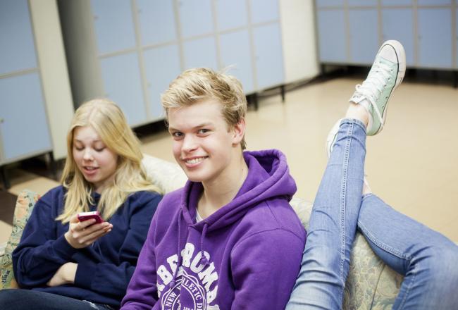 Kuvituskuva, oppilaat istuvat sohvalla