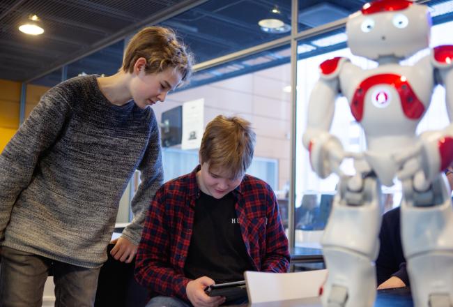 Kuvituskuva, pojat ohjelmoivat robottia