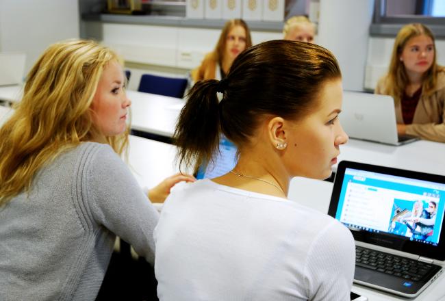 Kuvituskuva: Oppilaat kuuntelevat tunnilla ohjeita