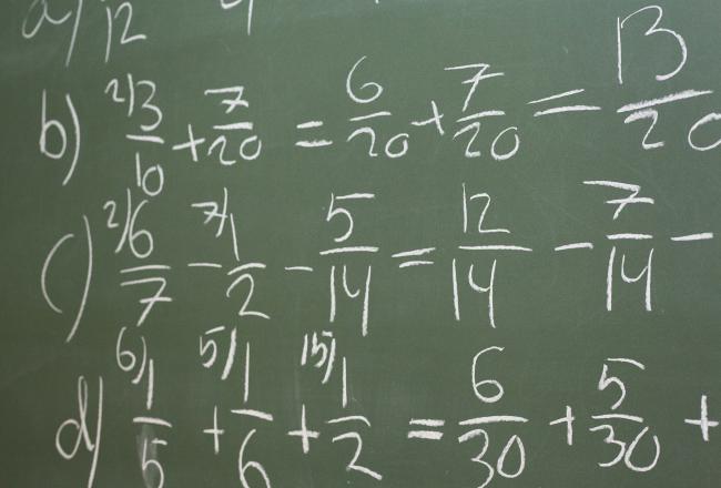 Matematiikan tehtäviä liitutaululla