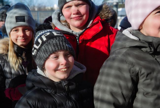 Kuvituskuva: Alakoulun oppilaita välitunnilla