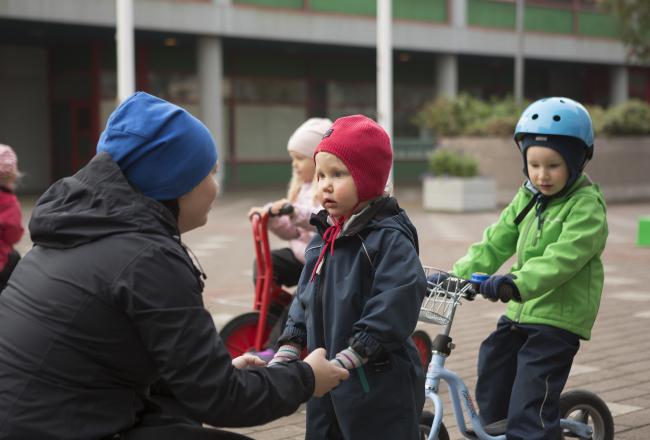 Kuvituskuva, lapset pyöräilevät ulkona