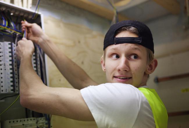 Kuvituskuva, sähköasentaja sähkökaapilla