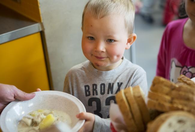 Kuvituskuva, poika hakemassa ruokaa