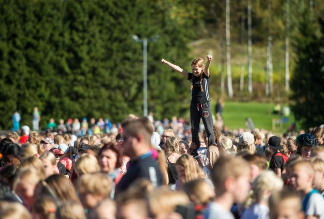 Poika nostetaan yleisön joukosta