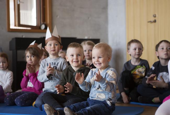 Kuvituskuva lapsista jotka taputtavat
