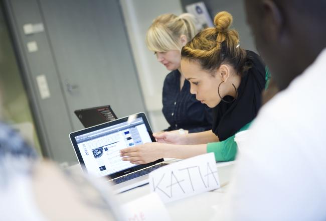 Kuvituskuva: nainen näyttää läppäriltä jotain