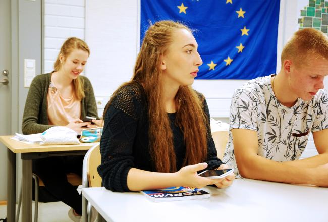 Kuvituskuva: opiskelijat istuvat luokassa
