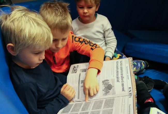 Kuvituskuva: Pojat lukevat yhdessä kirjaa
