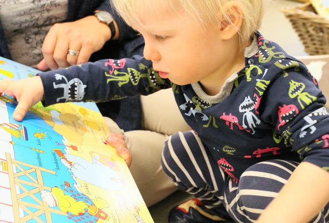 Kuvituskuva: Lapsi lukee kirjaa