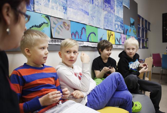 Kuvituskuva: Lapset pohdiskelevat porukalla