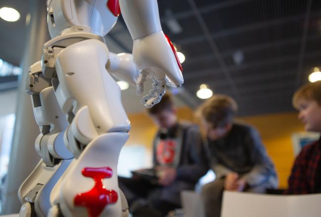 Kuvituskuva: Oppilaat ohjelmoivat robottia