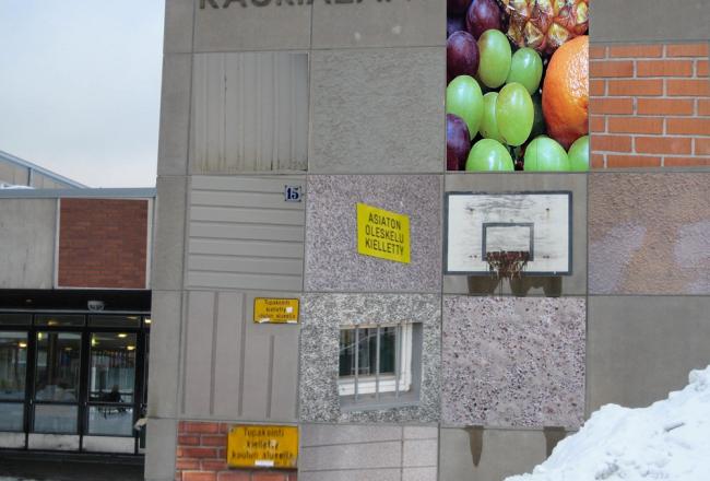 Arkkitehtuuria käsittelevän tehtävän oppilastyö Kaurialan koulusta: kuvankäsittelyn avulla elävöitetty koulurakennuksen julkisivu
