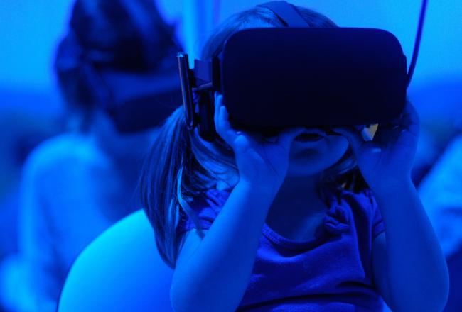 Tyttö virtuaalilasit päässä