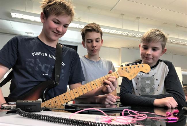 Kolme lasta säveltää tablettia käyttäen. Future Songwriting -hanke.