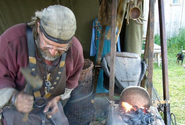 Follow The Vikings -hanke. Kuvassa hankkeen tapahtumassa ollut viikinkiseppä.