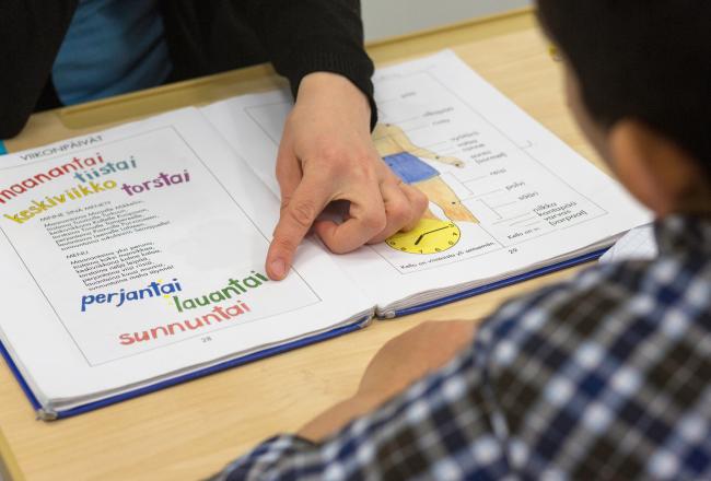 Aikuinen ja lapsi opettelevat yhdessä viikonpäiviä