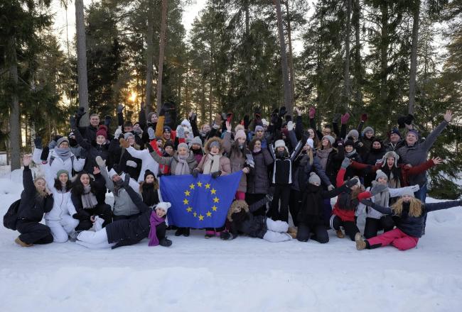 Ryhmäkuva ulkona talvella