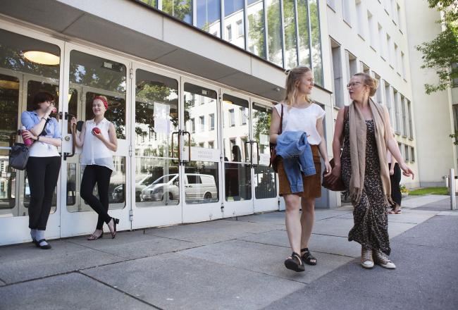 Opiskelijoita Helsingin yliopiston kampuksella