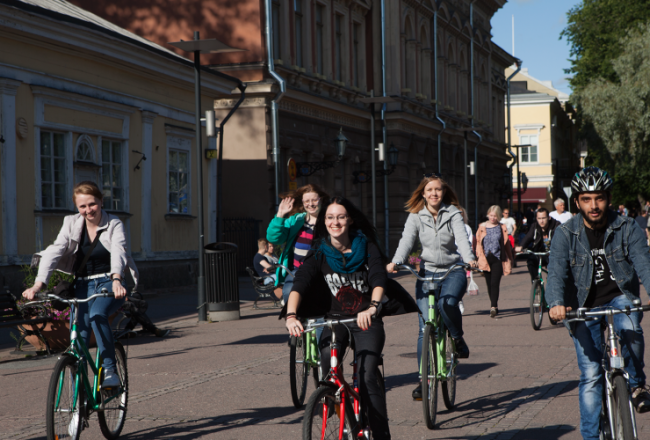 Pyöräileviä nuoria