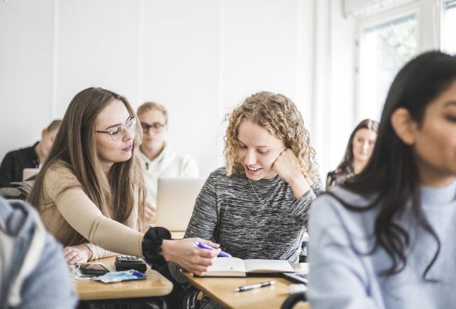 Kuvituskuva: oppilaita luokassa
